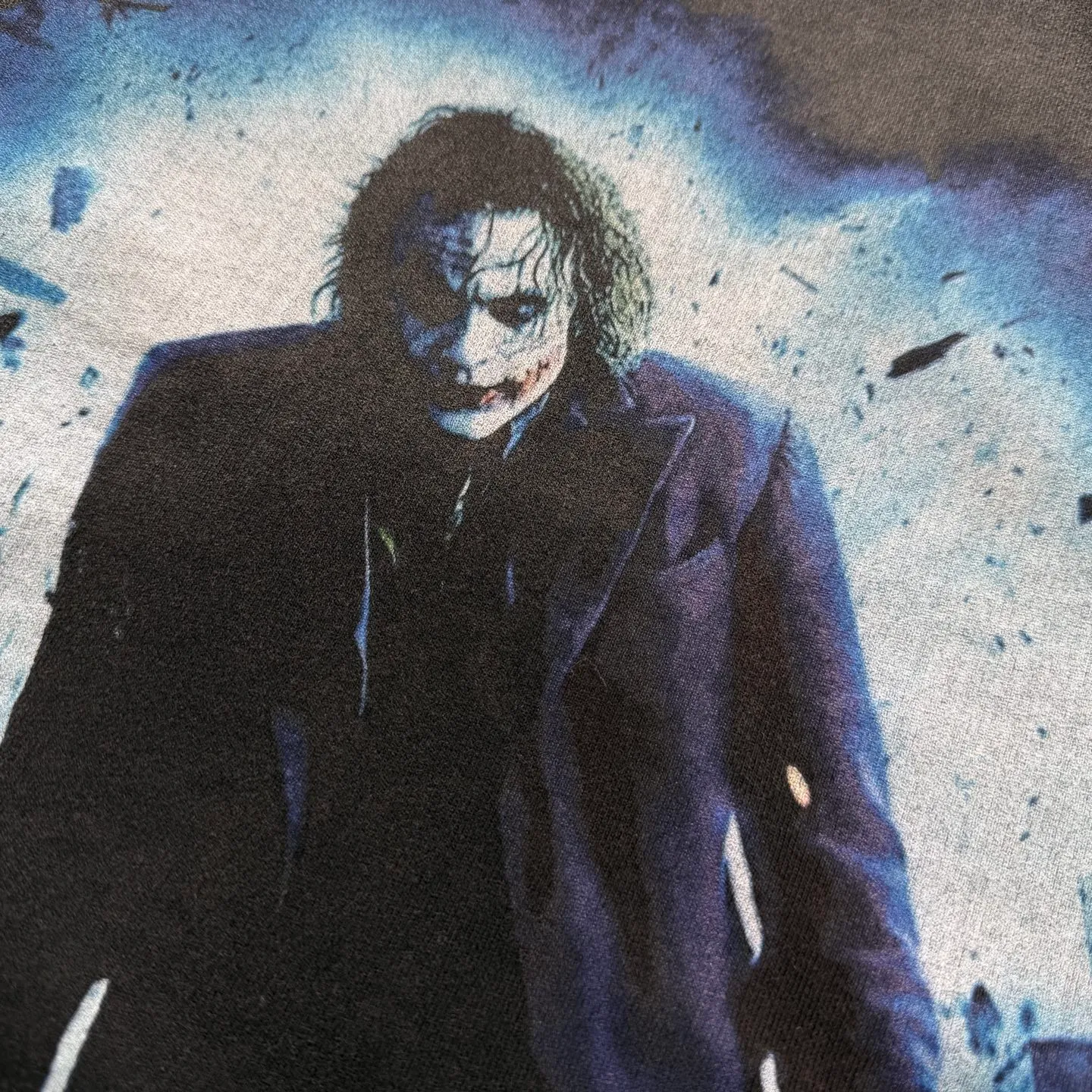 P138 # CTS-113 [Same as Lu Han] Saint "Batman The Dark Knight Joker" limited edition. 260g heavyweight pure cotton fabric after washing. White ink direct-jet printing. Retro single-stitch heaven and earth needle crafts + heavy-duty spray wash + hand damage. Size: S M L XL. If Batman represents justice, Joker is the ultimate evil. Most criminals can always find legitimate reasons for doing bad things, for revenge, for power, for wealth... For Joker, these reasons are tantamount to degrading him. He believes that the city lacks a "classy criminal" like him.   Joker challenges human nature and spurns justice. In his view, any morality, rules, and goodness can be destroyed, and only a "little push" can make people who claim to be righteous follow his path.  “Everyone has the ability to do evil, but everyone also has the ability to do good.” “True heroism is to still love life after recognizing the essence of life.” Customized 260g gram weight 100% cotton special washed fabric that is consistent with the original. With the blessing of imitation sun-drying, heavy sandblasting and fading + edge grinding + Assute fermentation and washing, the cotton feel on the surface of the fabric is well presented. Both the texture and feel are ceiling level. After the ready-made garments undergo a series of heavy washing and distressing processes, the retro and high-end sense of the entire garment is directly to the top. The garment making process of the entire garment adopts Saint The most common and complex single-needle sewing process (commonly known as single-thread heaven and earth stitch) among vintage vintage brands such as Michael